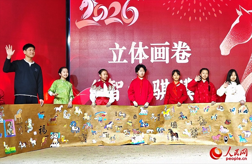 由昆明路小學師生共同創作的4米長卷《智繪騏驥》亮相開學典禮。人民網記者 郭維瑾攝