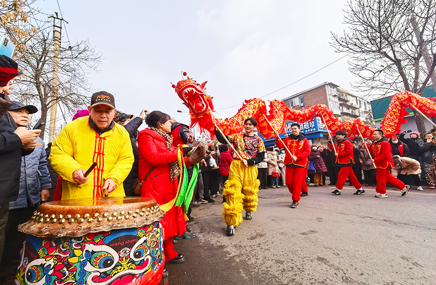 3月3日元宵佳節當天，河西區陳塘庄街道舉辦第二十屆民俗踩街展演活動，吸引眾多市民駐足觀賞，共慶元宵佳節。人民網記者 陶建攝
