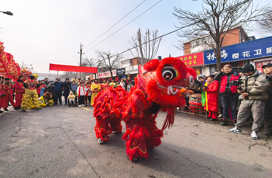 3月3日元宵佳節當天，河西區陳塘庄街道舉辦第二十屆民俗踩街展演活動，吸引眾多市民駐足觀賞，共慶元宵佳節。人民網記者 陶建攝