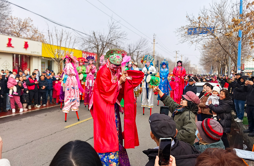 3月3日元宵佳节当天，河西区陈塘庄街道举办第二十届民俗踩街展演活动，吸引众多市民驻足观赏，共庆元宵佳节。人民网记者 陶建摄