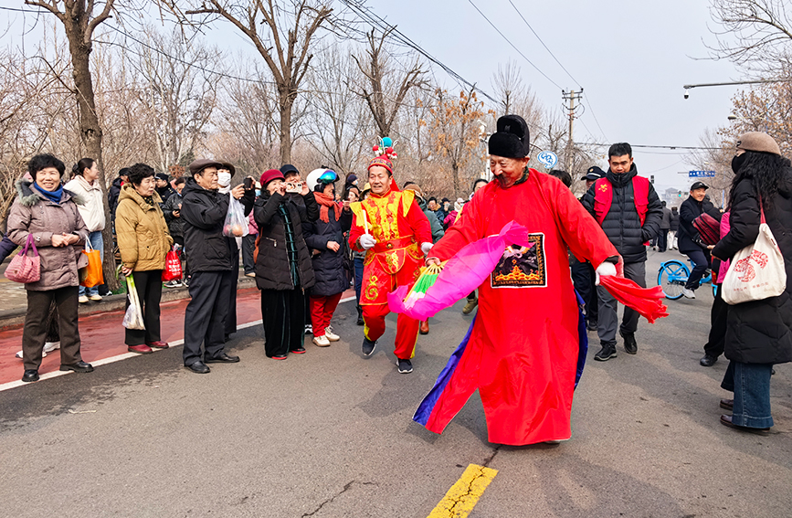 3月3日元宵佳節當天，河西區陳塘庄街道舉辦第二十屆民俗踩街展演活動，吸引眾多市民駐足觀賞，共慶元宵佳節。人民網記者 陶建攝