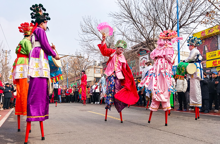 3月3日元宵佳節當天，河西區陳塘庄街道舉辦第二十屆民俗踩街展演活動，吸引眾多市民駐足觀賞，共慶元宵佳節。人民網記者 陶建攝