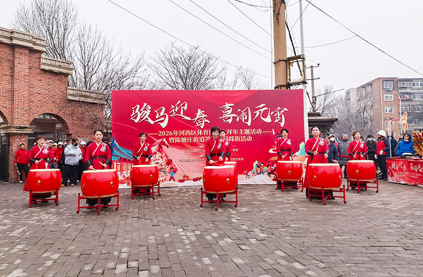 3月3日元宵佳節當天，河西區陳塘庄街道舉辦第二十屆民俗踩街展演活動，吸引眾多市民駐足觀賞，共慶元宵佳節。人民網記者 陶建攝