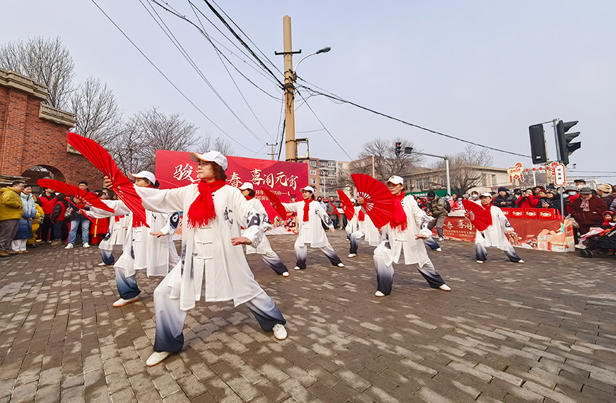 3月3日元宵佳節當天，河西區陳塘庄街道舉辦第二十屆民俗踩街展演活動，吸引眾多市民駐足觀賞，共慶元宵佳節。人民網記者 陶建攝