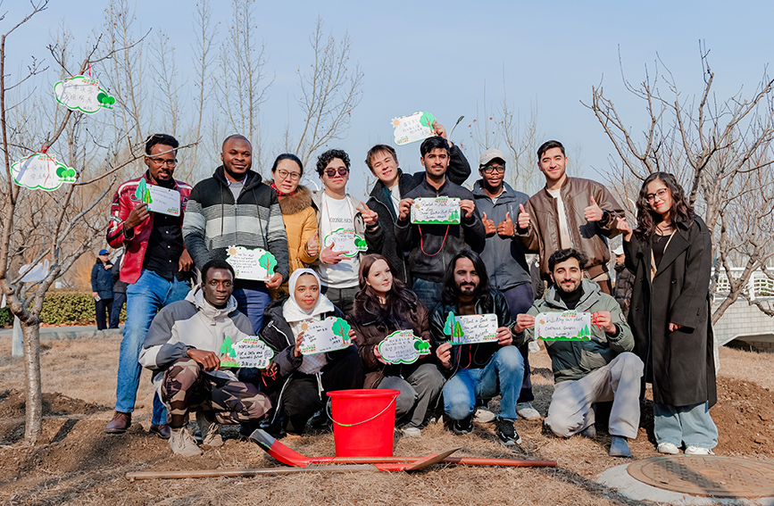 3月12日，天津大学组织“植绿北洋 逐梦未来”主题义务植树活动。天津大学宣传部供图