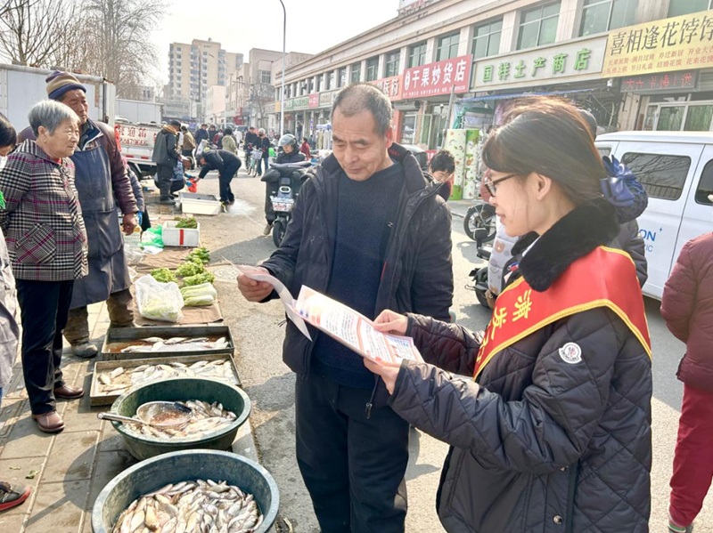 消保宣传小队在天津市宝坻区宝平乡村大集开展金融消保户外宣传活动。浦发银行天津分行供图