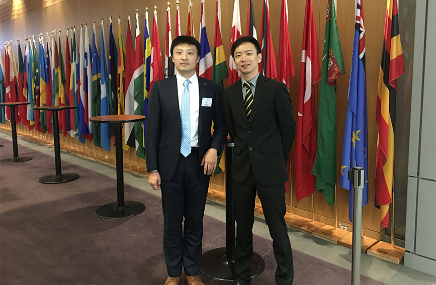 宋建宇（左）作为ICAO 电动飞机适航工作组新技术顾问与同为中欧学院2007级校友现在ICAO任职的李瑞（右）合影