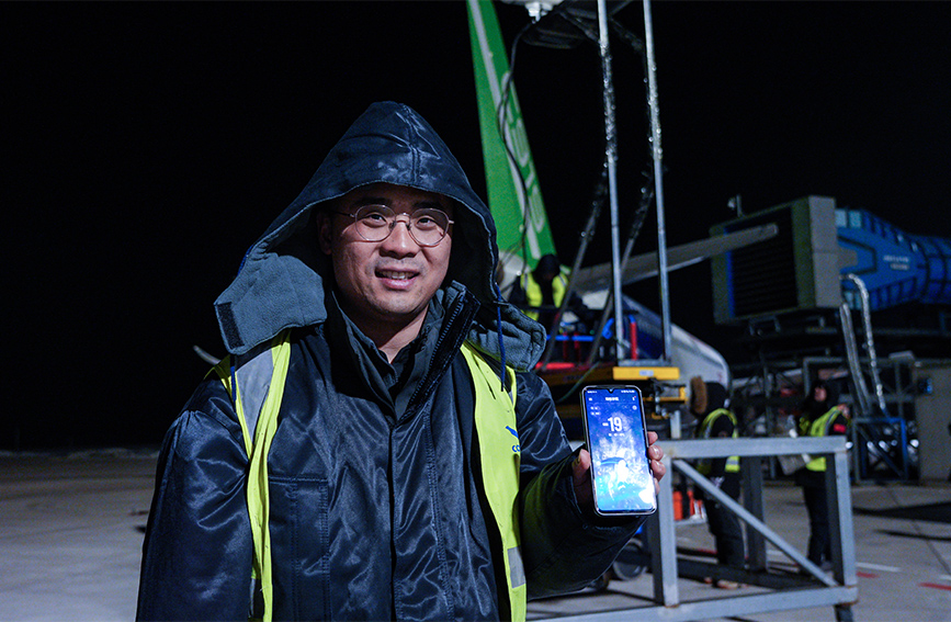 苑文学在零下19摄氏度的寒冷条件中与团队完成试飞科目实施工作