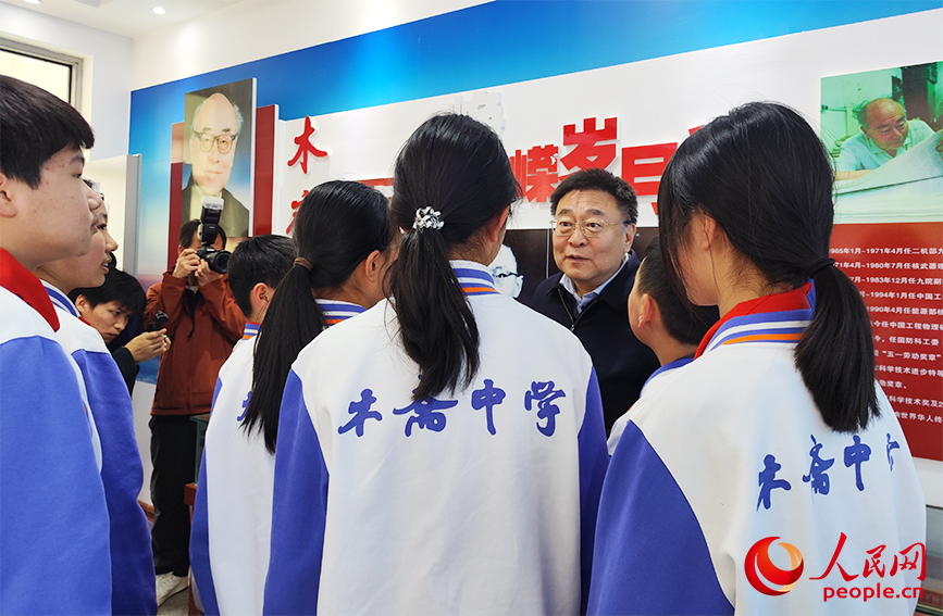 於辛與木齋中學同學們面對面交流，勉勵他們長大后做對國家、對社會有用的人。人民網記者 郭維瑾攝