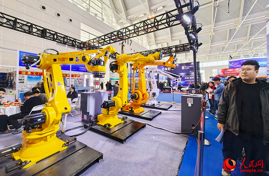 3月18日，天津工博会现场吸引众多观众参观。人民网记者 陶建摄