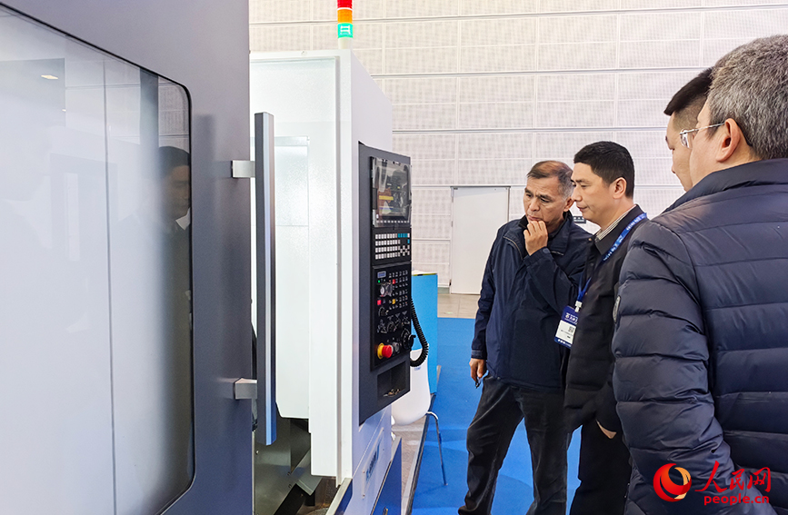 3月18日，天津工博会现场吸引众多观众参观。人民网记者 陶建摄