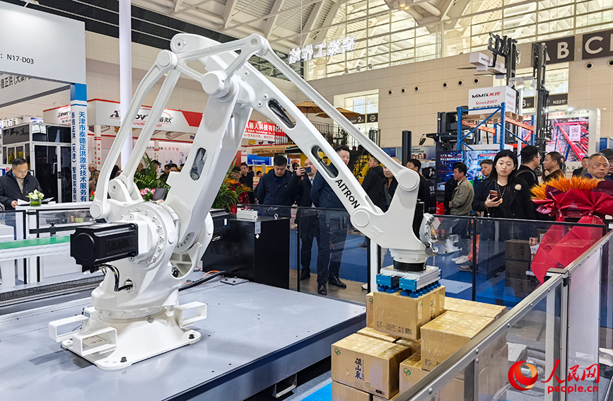 3月18日，天津工博会吸引众多制造业企业同台竞技。人民网记者 陶建摄