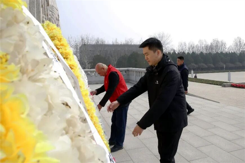 全体人员在纪念碑前敬献花篮。天津市烈士陵园供图