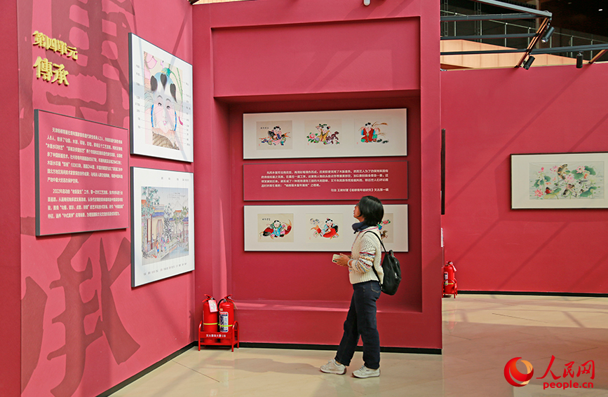 观众参观杨柳青木版年画。人民网记者 崔新耀摄