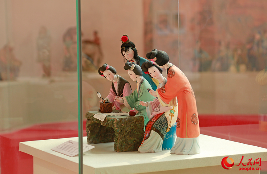 泥人張彩塑《惜春作畫》。人民網記者 崔新耀攝