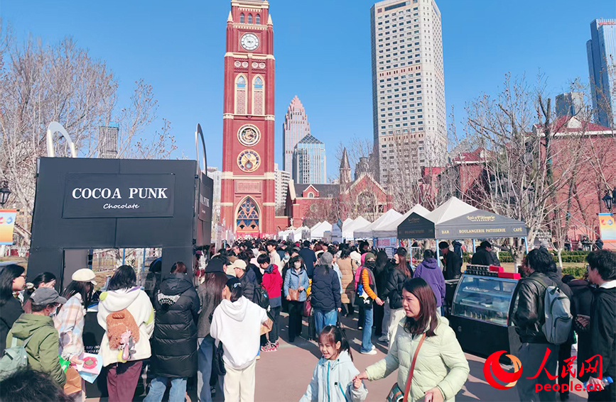 天津巧克力節開幕首日，各攤位前人頭攢動。人民網記者 郭維瑾攝