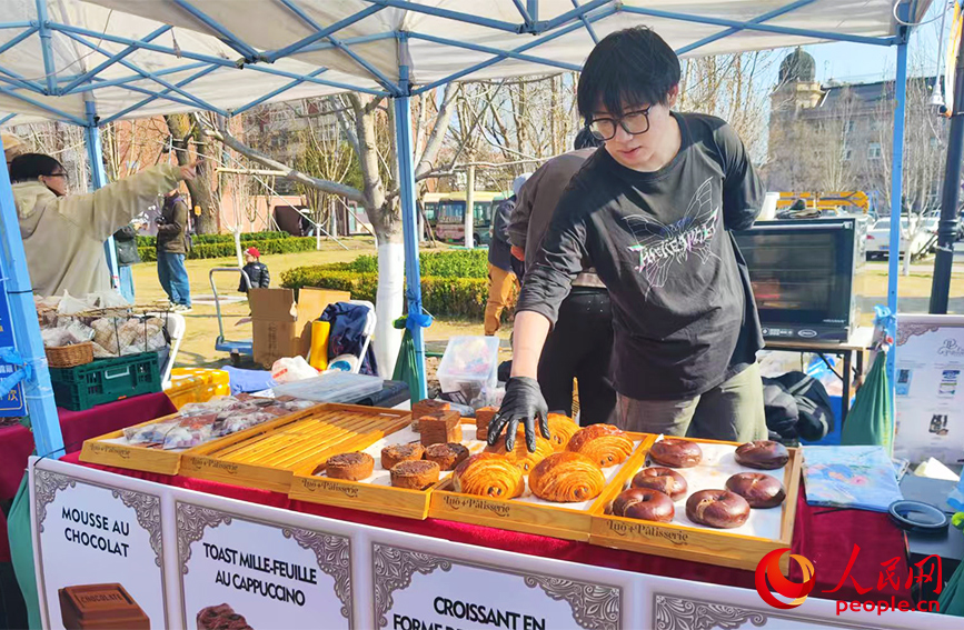 新鮮出爐的各式巧克力面包。人民網記者 郭維瑾攝