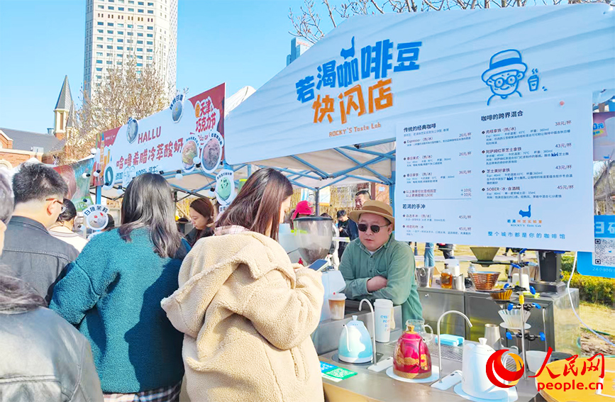 咖啡豆快閃店為市民游客帶來巧克力特調飲品。人民網記者 郭維瑾攝