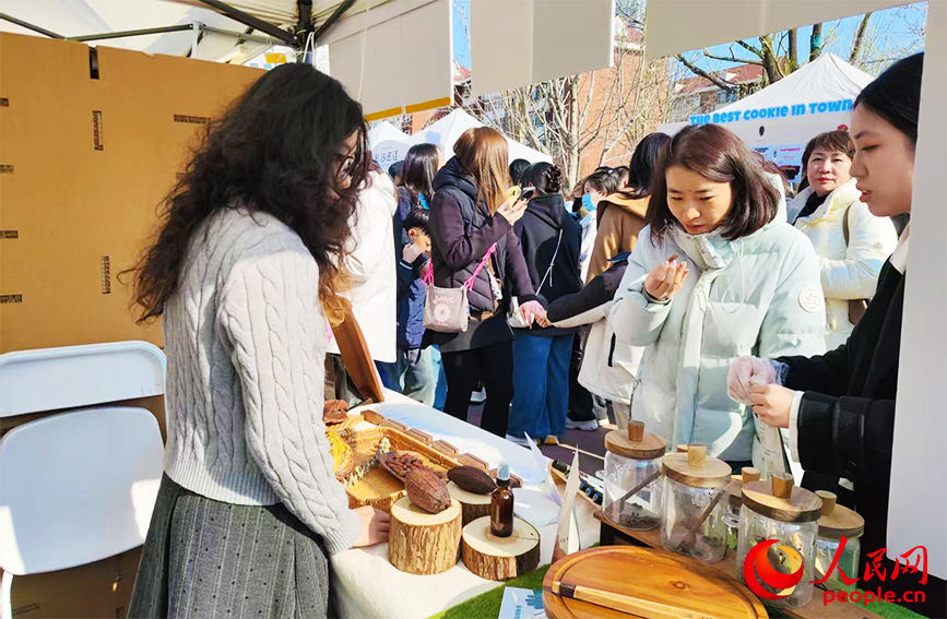 市民游客在攤位前試吃巧克力。人民網記者 郭維瑾攝