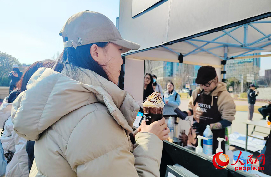 市民游客排队购买巧克力饮品。人民网记者 郭维瑾摄