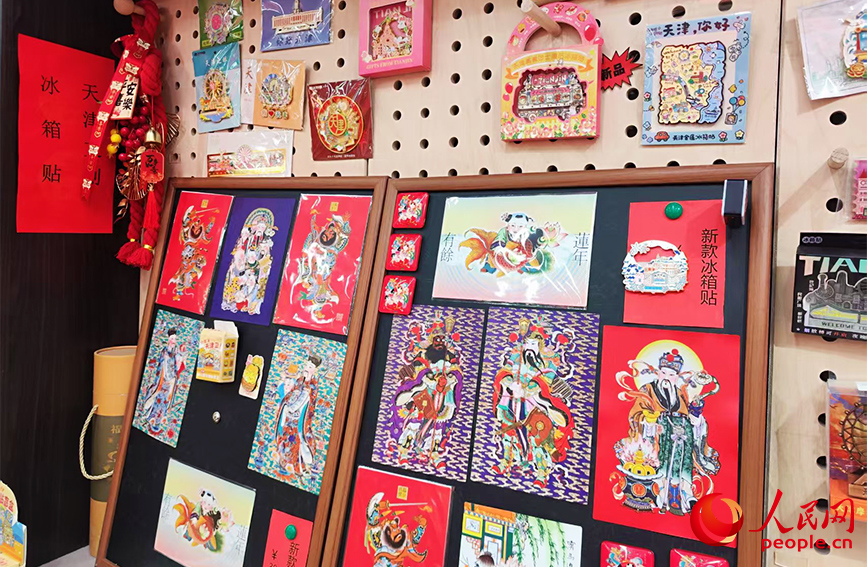 新款軟磁材質冰箱貼備受年輕人喜愛。人民網記者 郭維瑾攝