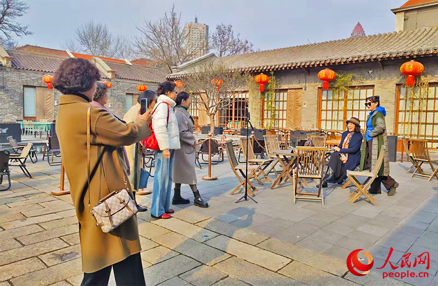 樘院內，打扮時髦的阿姨互相拍照打卡。人民網記者 郭維瑾攝