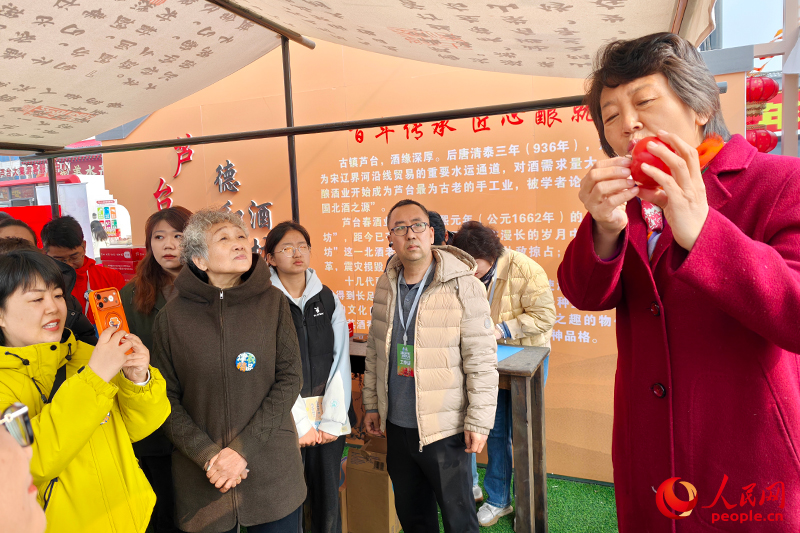 擂台赛组织方向大众评委介绍评选规则和标准。人民网记者 孙一凡摄