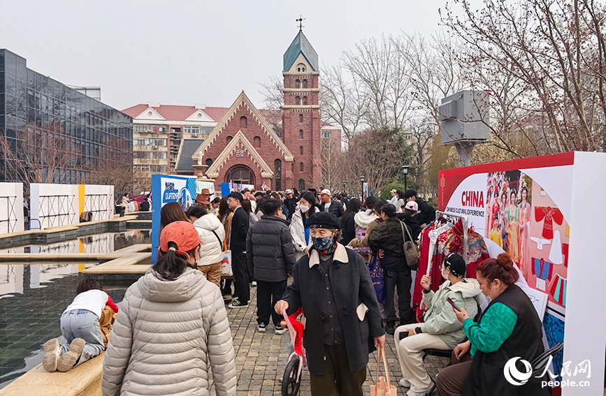 中西文化市集熱鬧開場。人民網記者 陶建攝