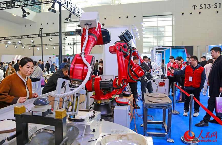 工業機器人焊接電動自行車車架。人民網記者 崔新耀攝