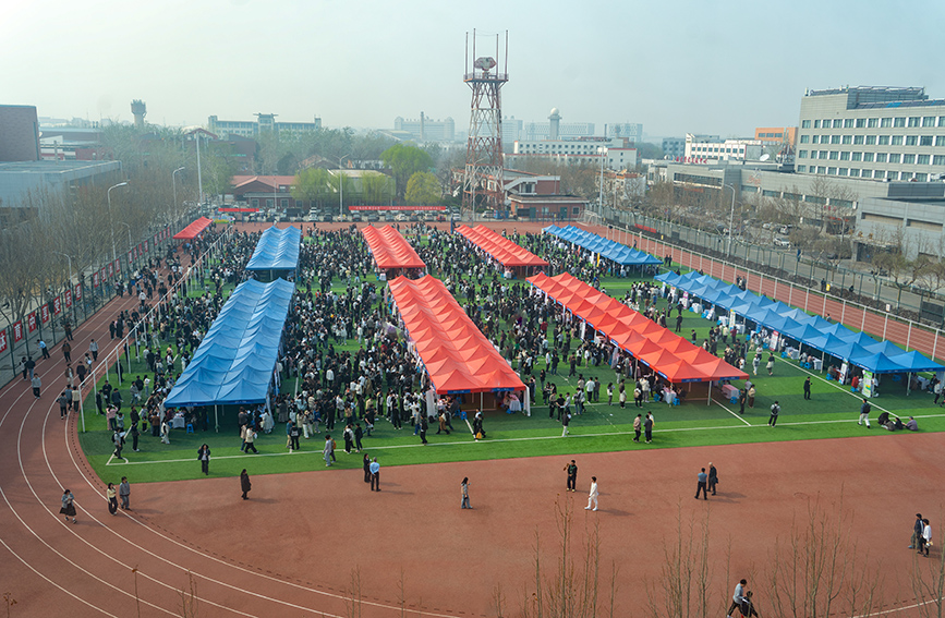 3月26日，中国民航大学举办春季双选会，200余家民航企事业单位入场招聘  叶梓安拍摄