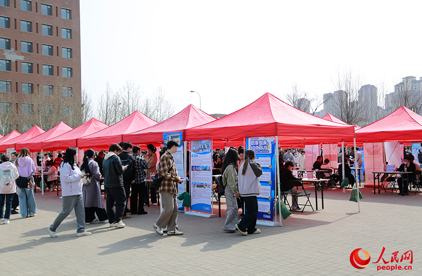 众多学子参加招聘会。人民网记者 崔新耀摄
