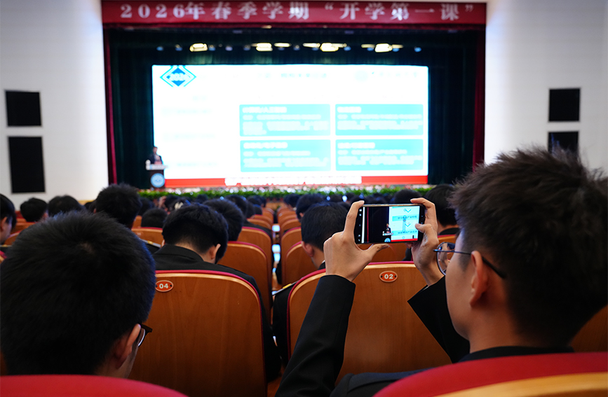 00 3月30日,中国民航大学“开学第一课现场”。同学们聆听《应时代之问 赴低空之约 启未来之程》的课程。魏小鹏摄