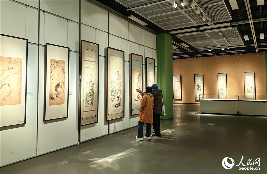 展厅内，观众驻足欣赏艺术作品。人民网记者 李丹摄