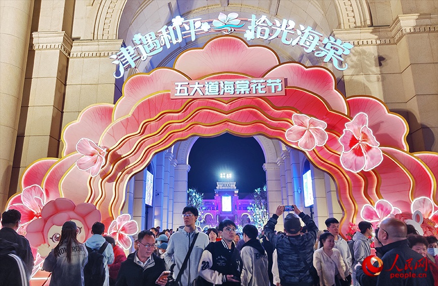 民园广场外人流如织。人民网记者 郭维瑾摄