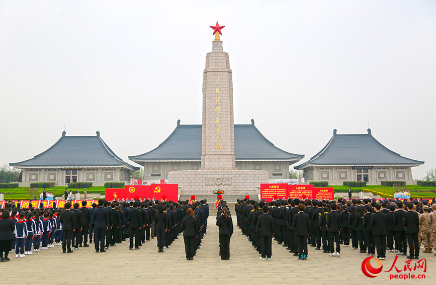 “追寻·2026·清明祭英烈”天津市青少年清明祭英烈主题团（队）日活动在天津市烈士陵园举行。人民网记者 崔新耀摄
