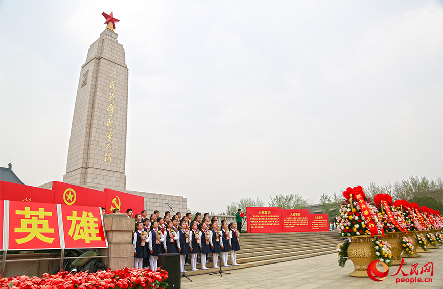 全国战斗英雄董来扶之子董蓟雄讲述他和父亲两代军人的故事。人民网记者 崔新耀摄