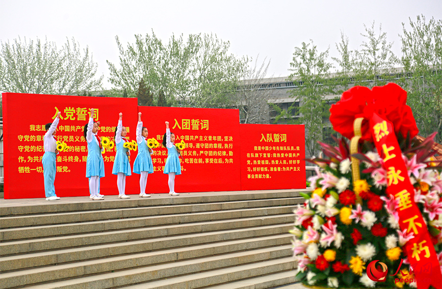 少先队员合唱《我们是共产主义接班人》。人民网记者 崔新耀摄