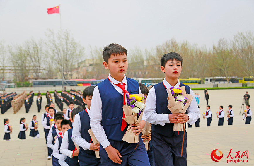 青少年向革命烈士献上鲜花。人民网记者 崔新耀摄