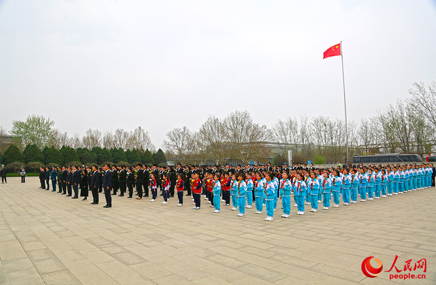 “追尋·2026·清明祭英烈”天津市青少年清明祭英烈主題團（隊）日活動在天津市烈士陵園舉行。人民網記者 崔新耀攝