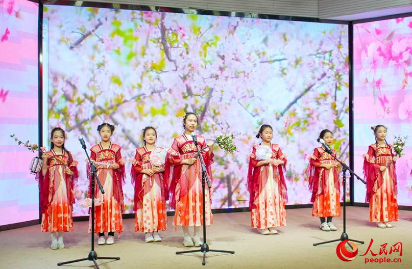 多校学生进行文艺展演。人民网记者 唐心怡摄