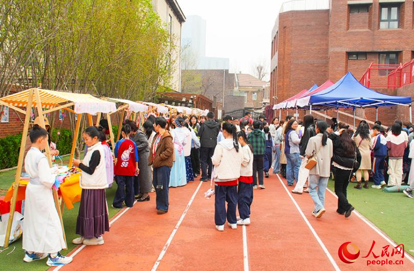 活动现场，人流如织。人民网记者 唐心怡摄