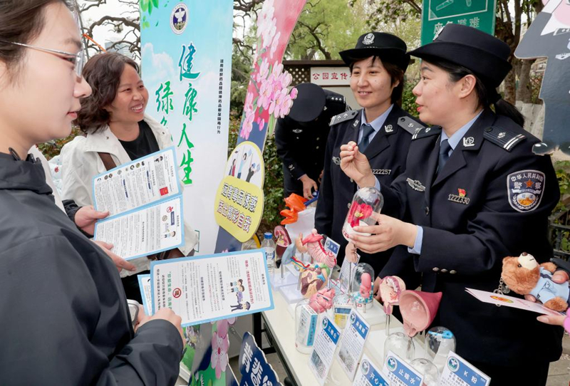 天津市板桥强制隔离戒毒所在天津第四届海棠花节开展“青春绽放，禁毒同行”主题宣传活动。天津市板桥强制隔离戒毒所供图