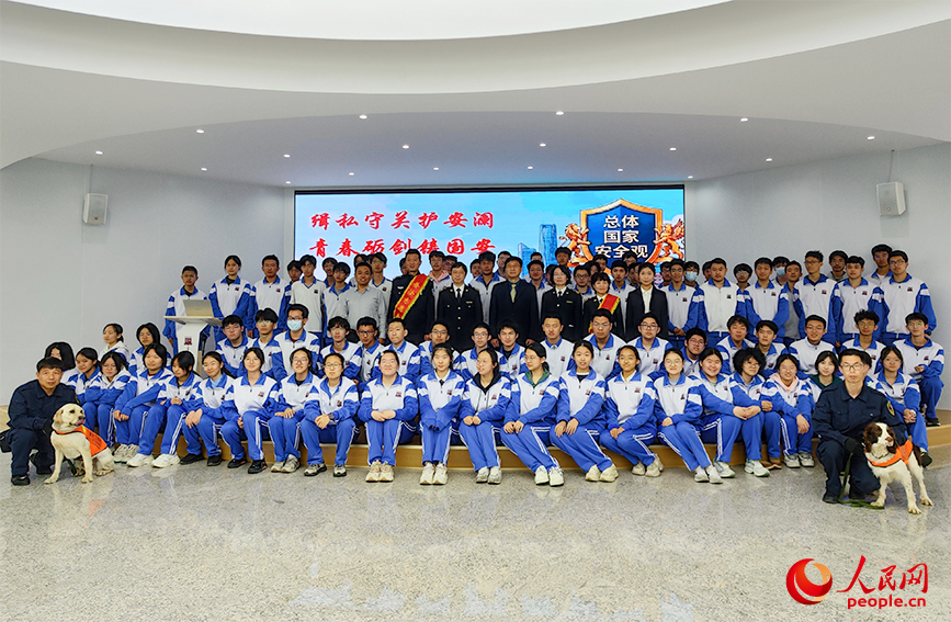 参与活动的师生与天津海关工作人员合影留念。人民网记者 郭维瑾摄