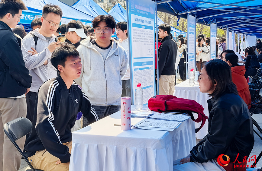 4月15日，天津市2026年“就业公共服务进校园百日行动”天津理工大学专场活动举办。人民网记者 陶建摄