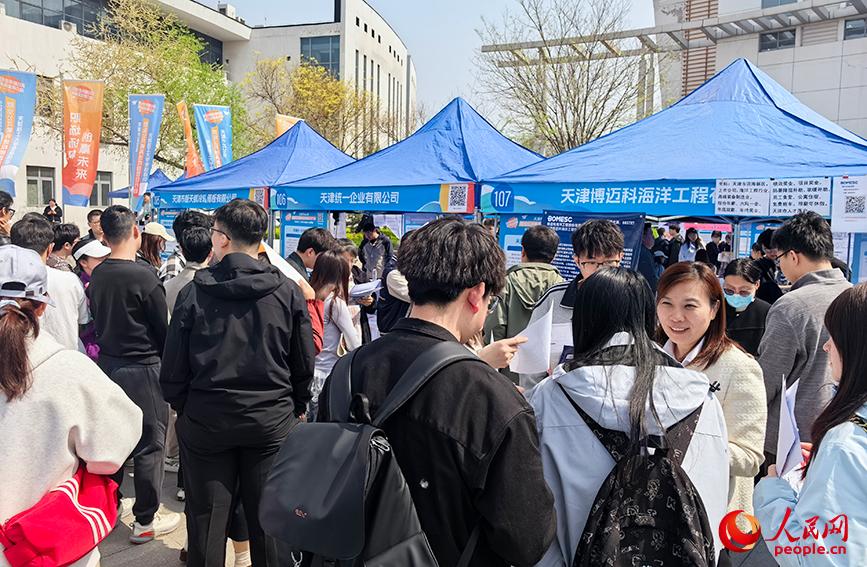 4月15日，天津市2026年“就业公共服务进校园百日行动”天津理工大学专场活动举办。人民网记者 陶建摄