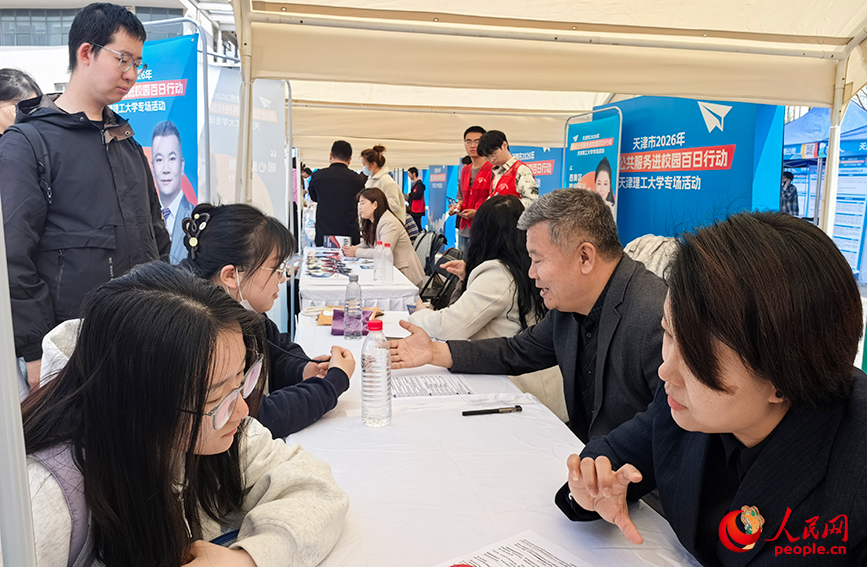 就业导师现场对学生简历开展针对性指导。人民网记者 陶建摄