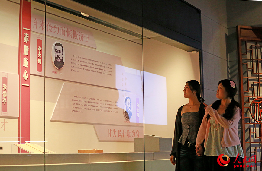 观众参观廉洁文物主题展。人民网记者 崔新耀摄