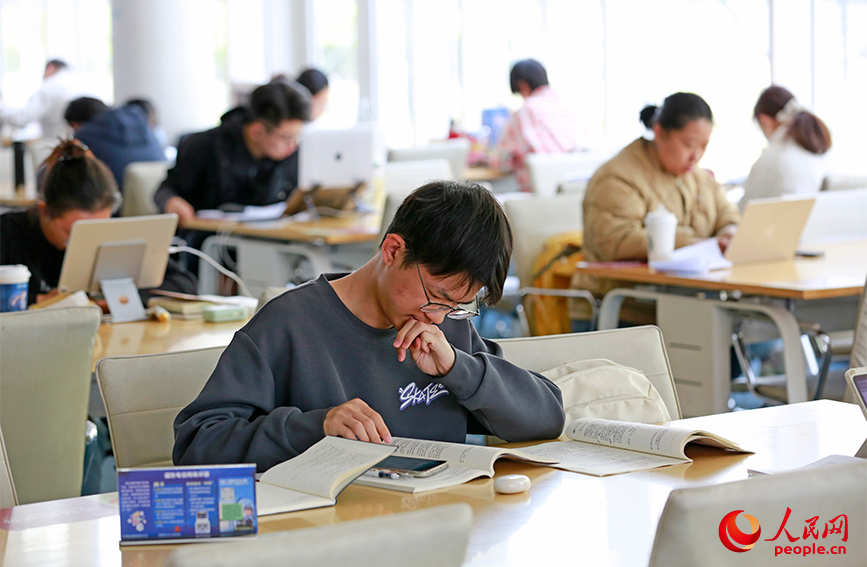 读者在天津图书馆自习室阅读。人民网记者 崔新耀摄