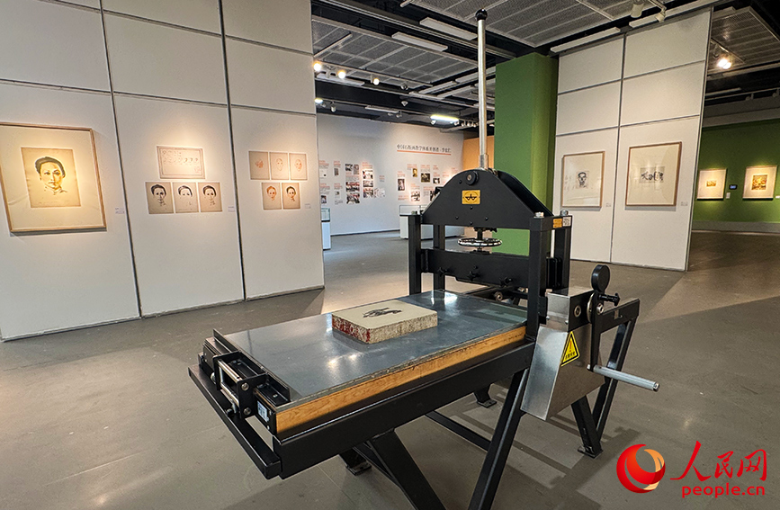 “中国石版画70年展”展览现场。人民网记者 郭维瑾摄