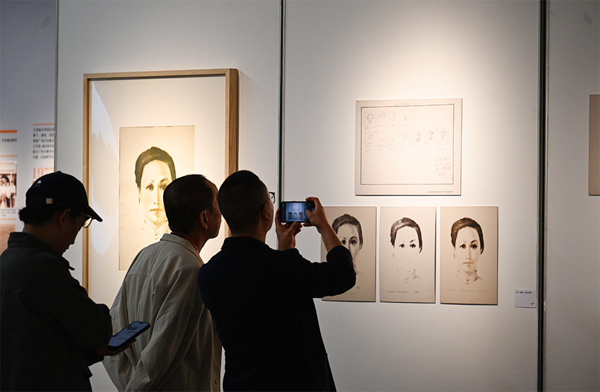 观众边参观边拍照记录感兴趣的作品。天津美术学院供图